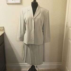 Jacqueline Ferrar 2 piece suit.